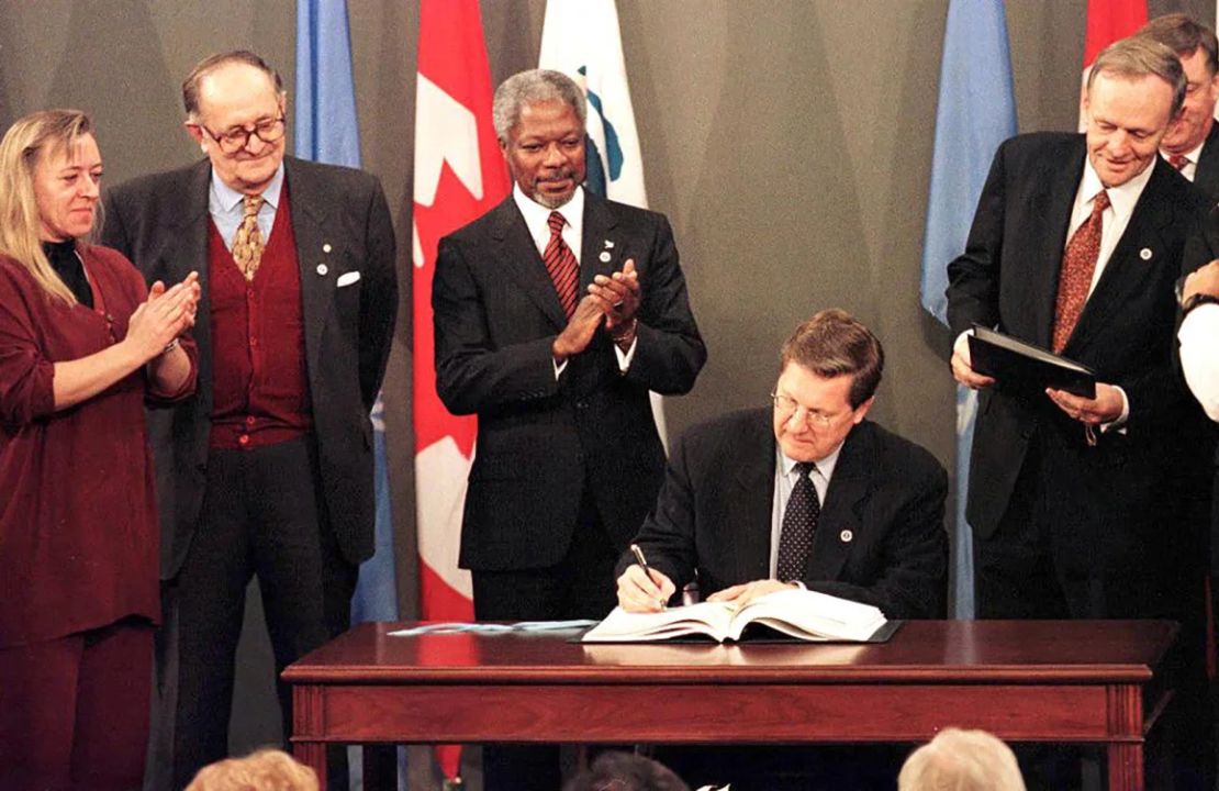 El exministro de Asuntos Exteriores de Canadá, Lloyd Axworthy, firma el tratado para prohibir el uso de minas terrestres antipersonal.