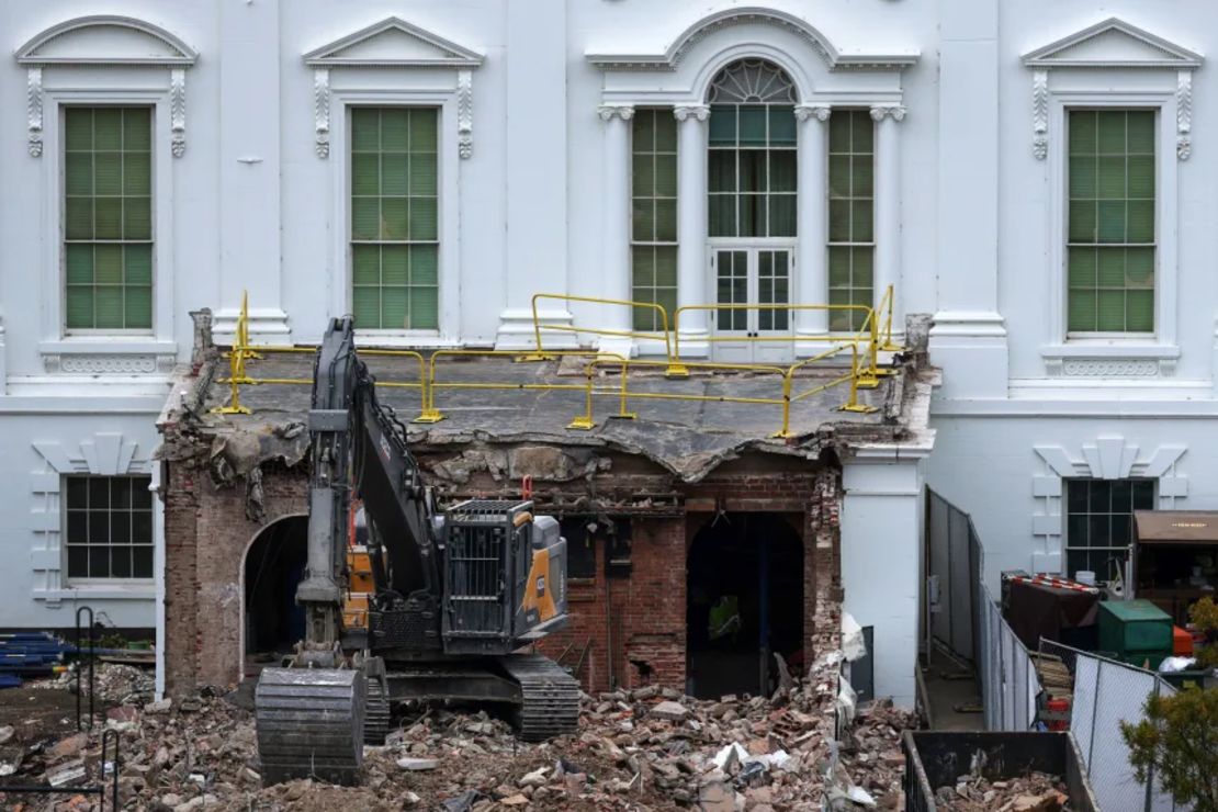 Una excavadora se sienta sobre los escombros después de que el ala este de la Casa Blanca fuera demolida, el 28 de octubre de 2025.