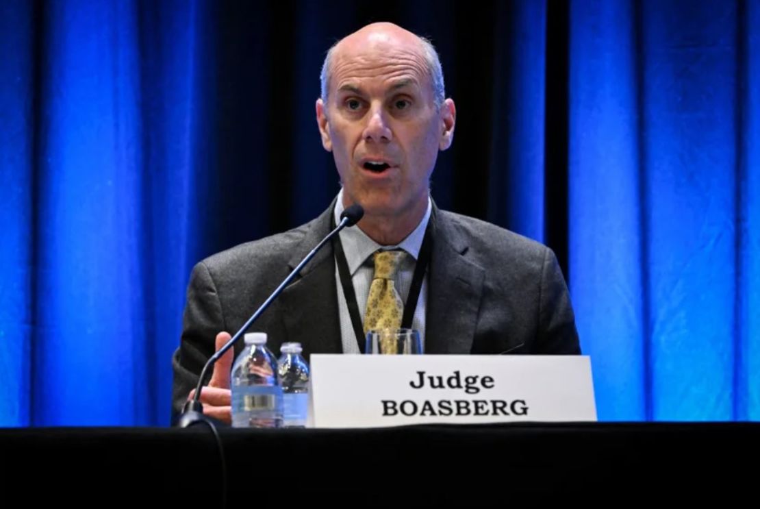 James Boasberg, juez principal del Tribunal de Distrito de los EE. UU. asiste a una mesa redonda en una reunión de la Asociación Estadounidense de Juntas el 2 de abril de 2025