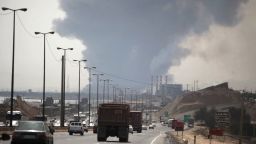 El humo se eleva tras la explosión en el puerto Shahid Rajaee en Bandar Abbas.