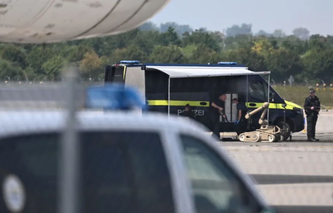 Técnicos forenses de la policía se preparan para desplegar un robot de desactivación de explosivos cerca de un avión ucraniano en el aeropuerto de Leipzig/Halle el miércoles