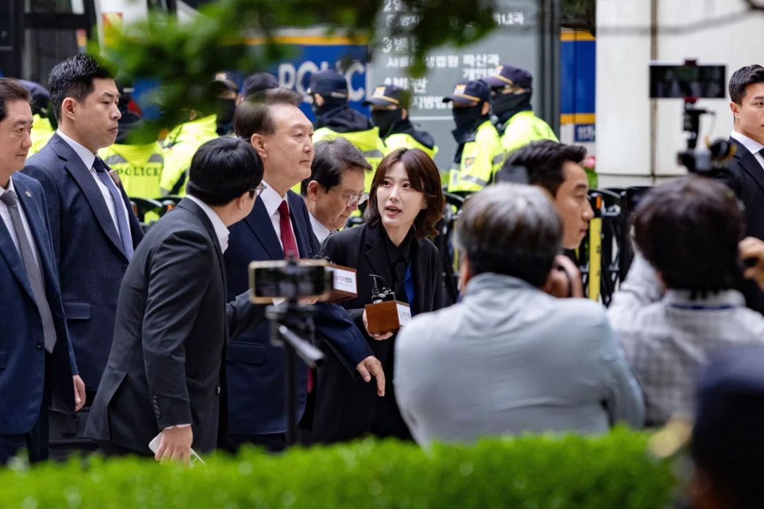 El expresidente Yoon Suk Yeol (centro) llega al Tribunal del Distrito Central de Seúl para una audiencia penal en Seúl, Corea del Sur, el 19 de mayo de 2025.