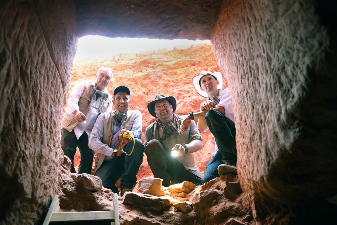 Josh Gates (vanaf links), dr. Pierce Paul Chrisman, dr. Fares Braizat en Fadi Balawi bekijken de nieuw ontdekte tombe in Petra.