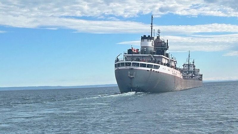 Американски и канадски служители разследват след като 689 футов кораб се
