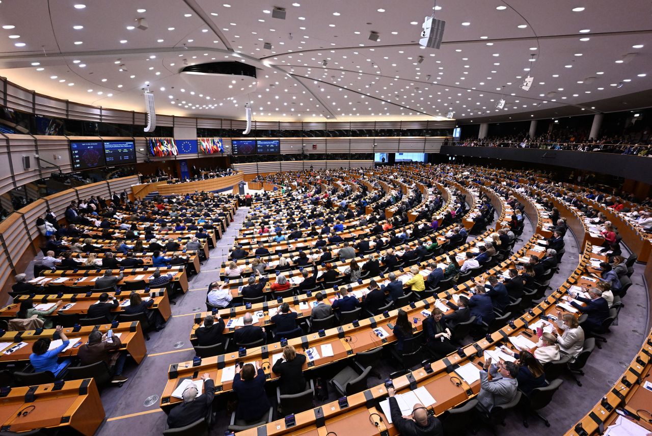 I deputati del Parlamento europeo partecipano alla sessione plenaria a Bruxelles il 10 aprile. 