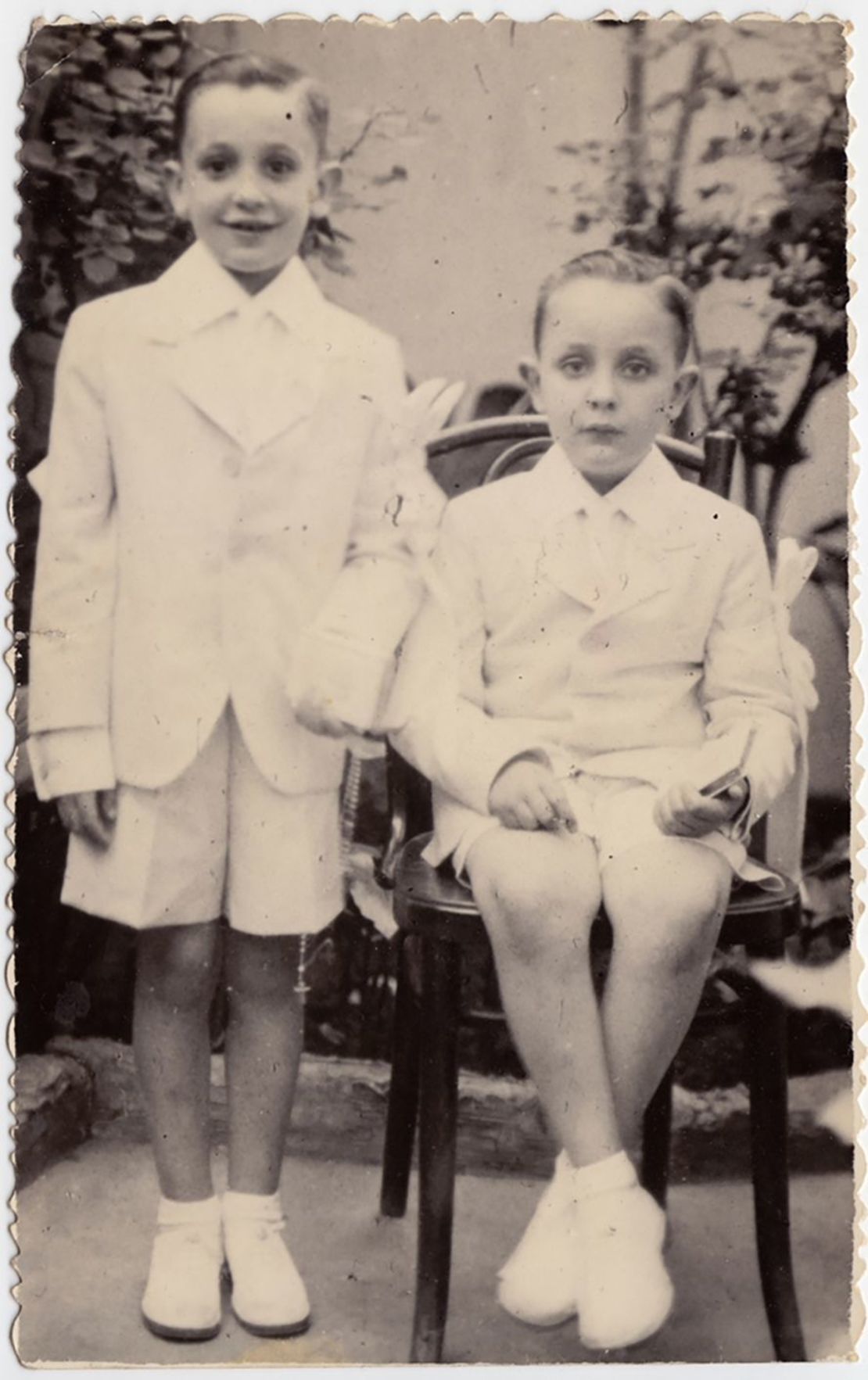 Francisco, visto a la izquierda con su hermano Oscar, nació el 17 de diciembre de 1936. Fue el hijo mayor de Mario y Regina Bergoglio, inmigrantes italianos en Argentina.