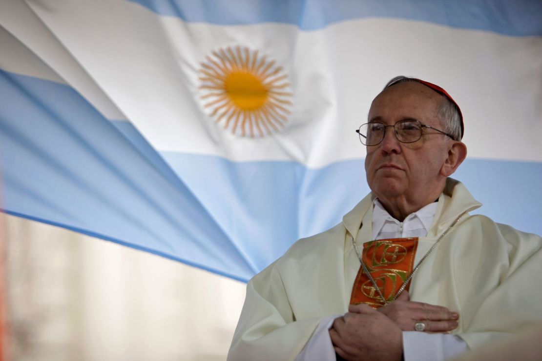 Francisco celebra una misa frente a una iglesia en Buenos Aires en 2009.