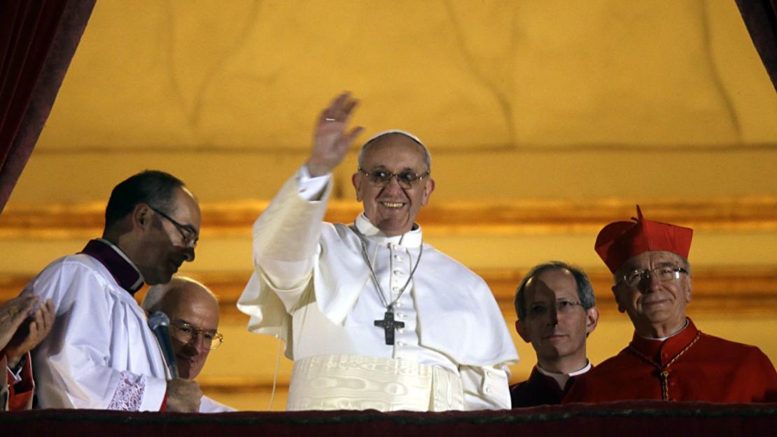 Francisco saluda a la multitud desde el balcón de la Basílica de San Pedro tras ser elegido como el 266.º papa el 13 de marzo de 2013. Benedicto XVI había anunciado su retiro un mes antes, alegando su avanzada edad.