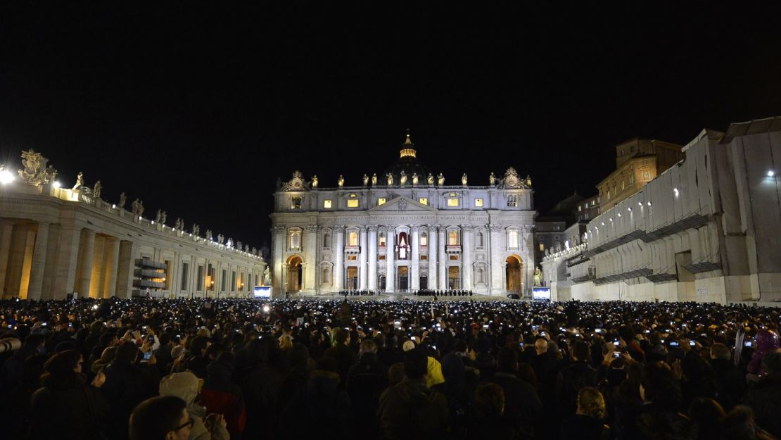 La gente observa al nuevo papa tras su presentación en el Vaticano. Además de ser el primer papa latinoamericano y el primero de América, Francisco es también el primer papa jesuita. También es el primer papa no europeo en más de 1000 años.