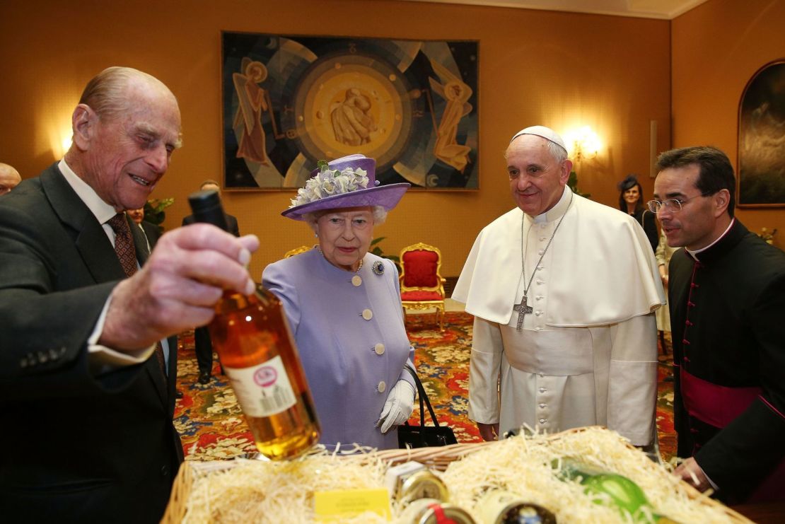 La reina Isabel II de Gran Bretaña y el príncipe Felipe tienen una audiencia con el papa durante su visita de un día a Roma en abril de 2014.