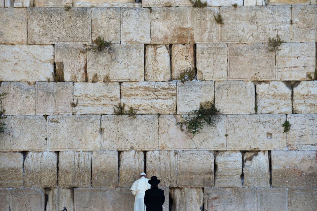 Francisco reza junto a un rabino en el Muro de los Lamentos, en Jerusalén, en mayo de 2014. El papa realizó un viaje de tres días a Tierra Santa, acompañado por líderes judíos y musulmanes de su país natal, Argentina.