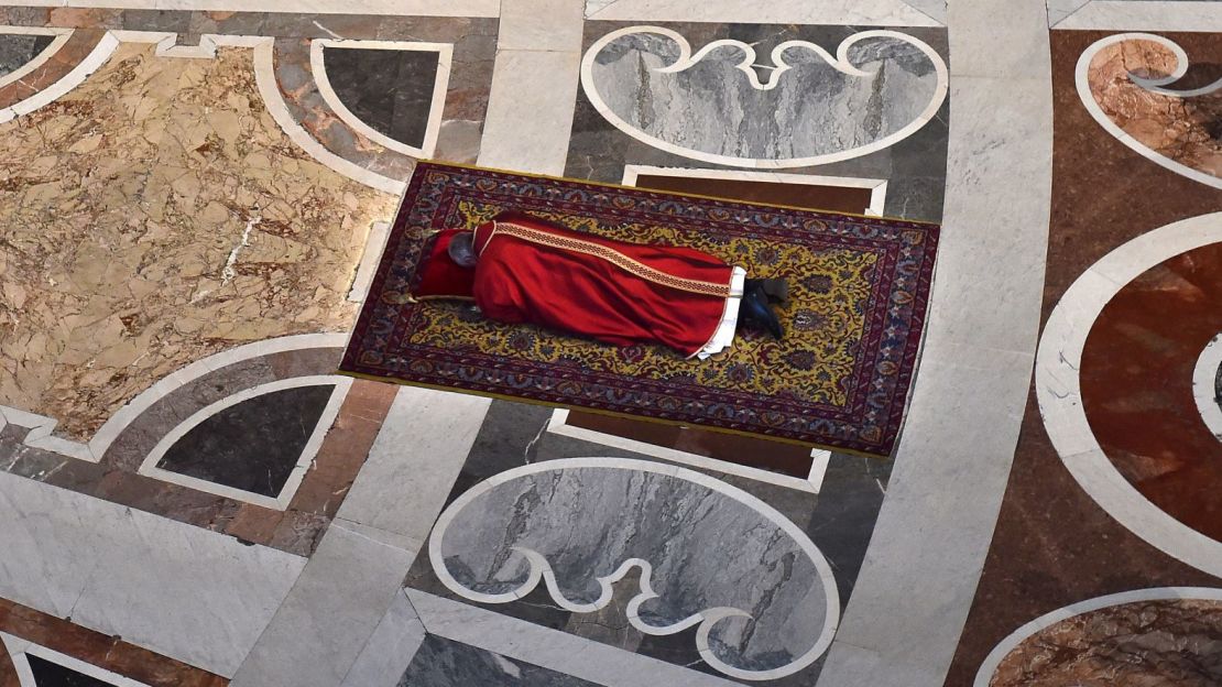 El papa Francisco reza en el suelo de la Basílica de San Pedro durante la celebración del Viernes Santo en abril de 2015.