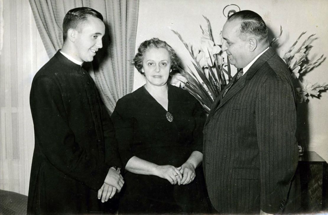 Francisco con sus padres en 1958.