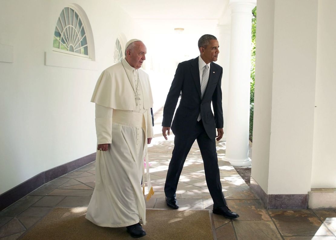 El papa camina con el presidente Barack Obama antes de una reunión en el Despacho Oval de la Casa Blanca en septiembre de 2015. Fue su primer viaje a Estados Unidos. Durante el viaje, Francisco también visitó la Catedral de San Mateo y celebró una misa en los terrenos de la Basílica del Santuario Nacional de la Inmaculada Concepción.