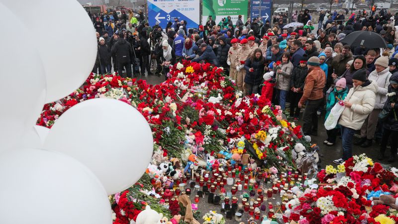 Хиляди се събират в Русия, за да почетат жертвите на нападението в концертна зала