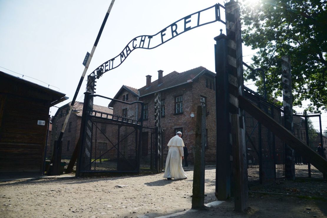 Francisco pasa por la entrada principal de Auschwitz-Birkenau, el antiguo campo de concentración de Polonia, en julio de 2016. El papa estuvo allí para rendir homenaje a los caídos en el Holocausto.