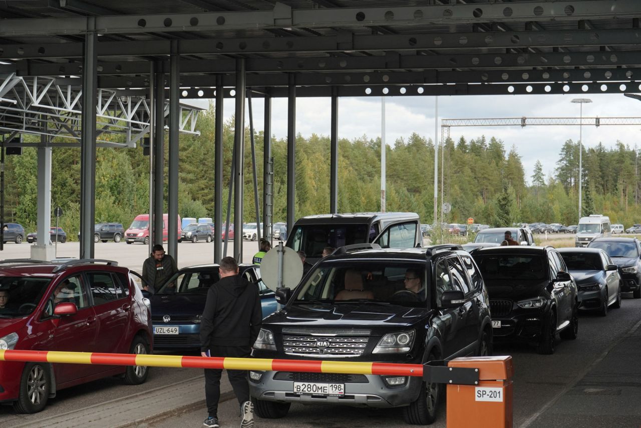 Cars queue to enter?Finland?from Russia at?Finland's most southern crossing point Vaalimaa, on Thursday.