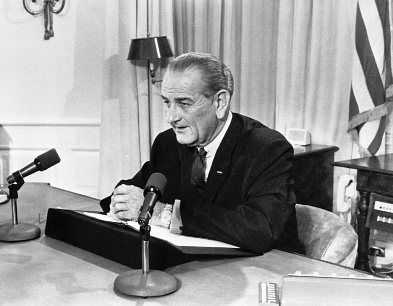 Prezydent Lyndon B.  Johnson mówi ogólnokrajowej publiczności, że nie będzie szukać ani akceptować 