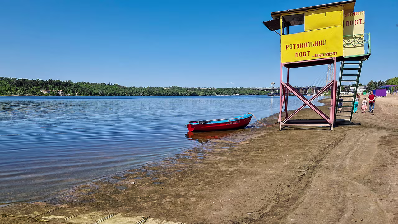 The level of water in the Dnipro River is decreasing rapidly after the dam collapse.