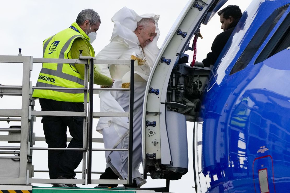 El papa aborda un vuelo a Malta en abril de 2022.