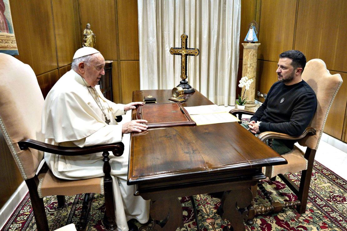 El papa Francisco se reunió con el presidente de Ucrania, Volodymyr Zelensky, en el Vaticano en mayo de 2023. Fue el primer encuentro presencial entre Zelensky y el papa desde que Rusia invadió Ucrania en febrero de 2022. El papa ha expresado abiertamente su apoyo al fin de la guerra.