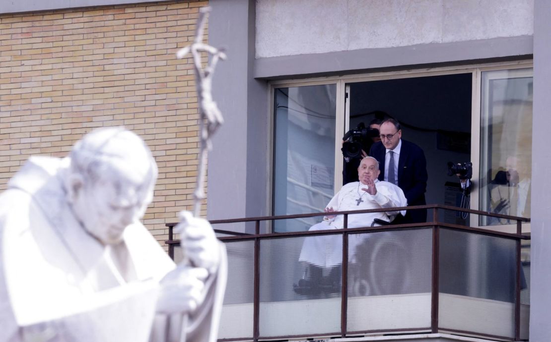 El papa Francisco apareció públicamente el día de su alta del Hospital Gemelli de Roma en marzo de 2025. Aunque se veía frágil y le costaba hablar, se dirigió a la multitud que se encontraba fuera del hospital, agradeciéndoles y reconociendo a una mujer que llevaba flores. También impartió una bendición, aunque parecía tener cierta dificultad para levantar los brazos.
