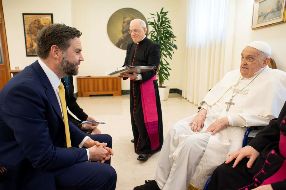 El papa se reunió con el vicepresidente estadounidense, J. D. Vance, el Domingo de Pascua en el Vaticano en abril de 2025.
