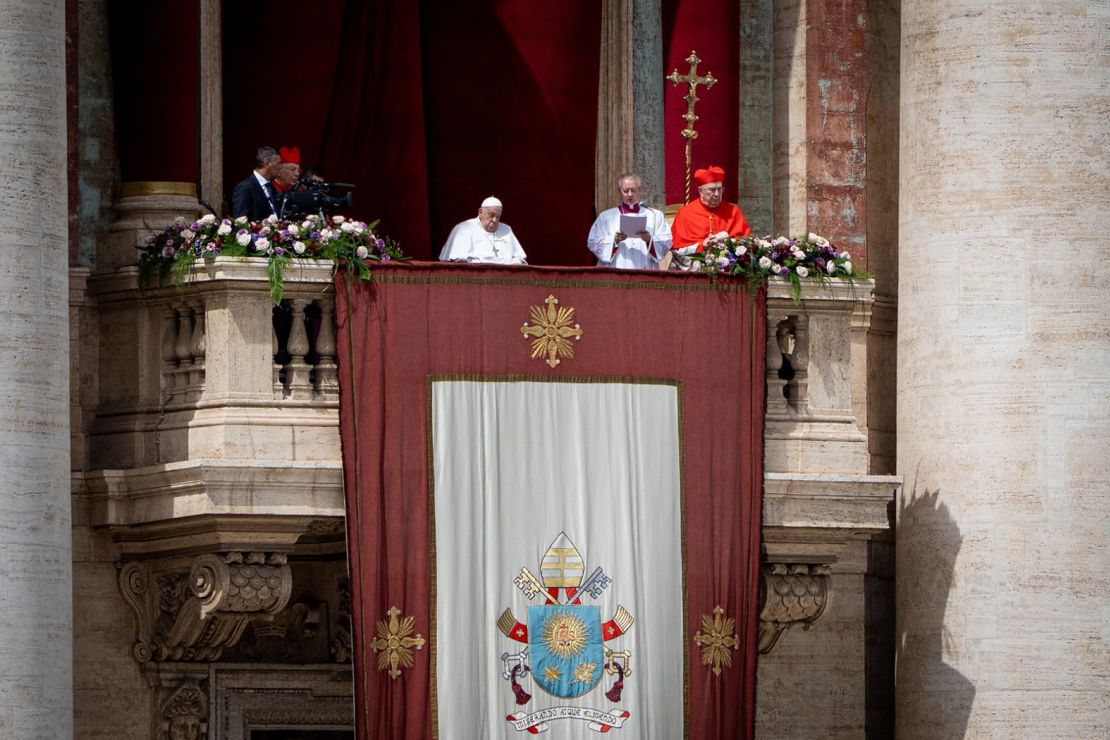 El papa Francisco asiste a la misa del Domingo de Pascua y pronuncia la tradicional bendición "Urbi et Orbi" desde la Plaza de San Pedro en abril de 2025.