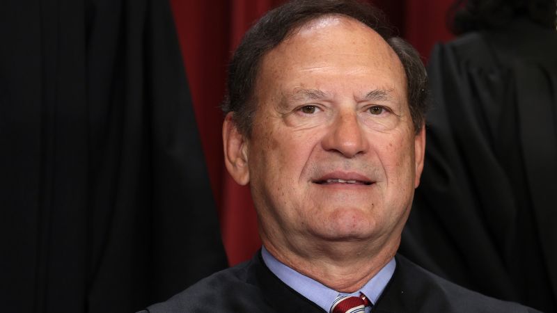 NYT: Upside-down US flag flew at home of Justice Samuel Alito after 2020 election