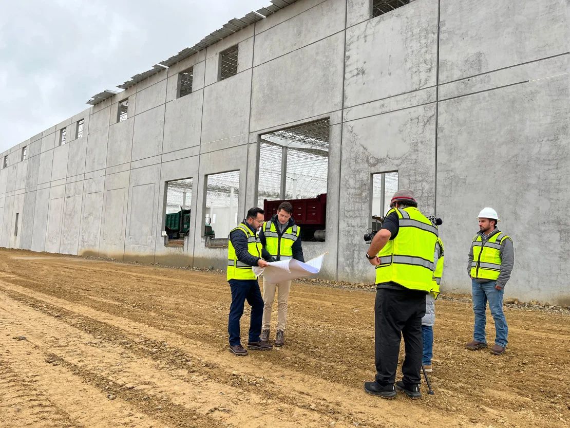 González le muestra planes a de nuevos edificios a David Culver en una zona de construcción.