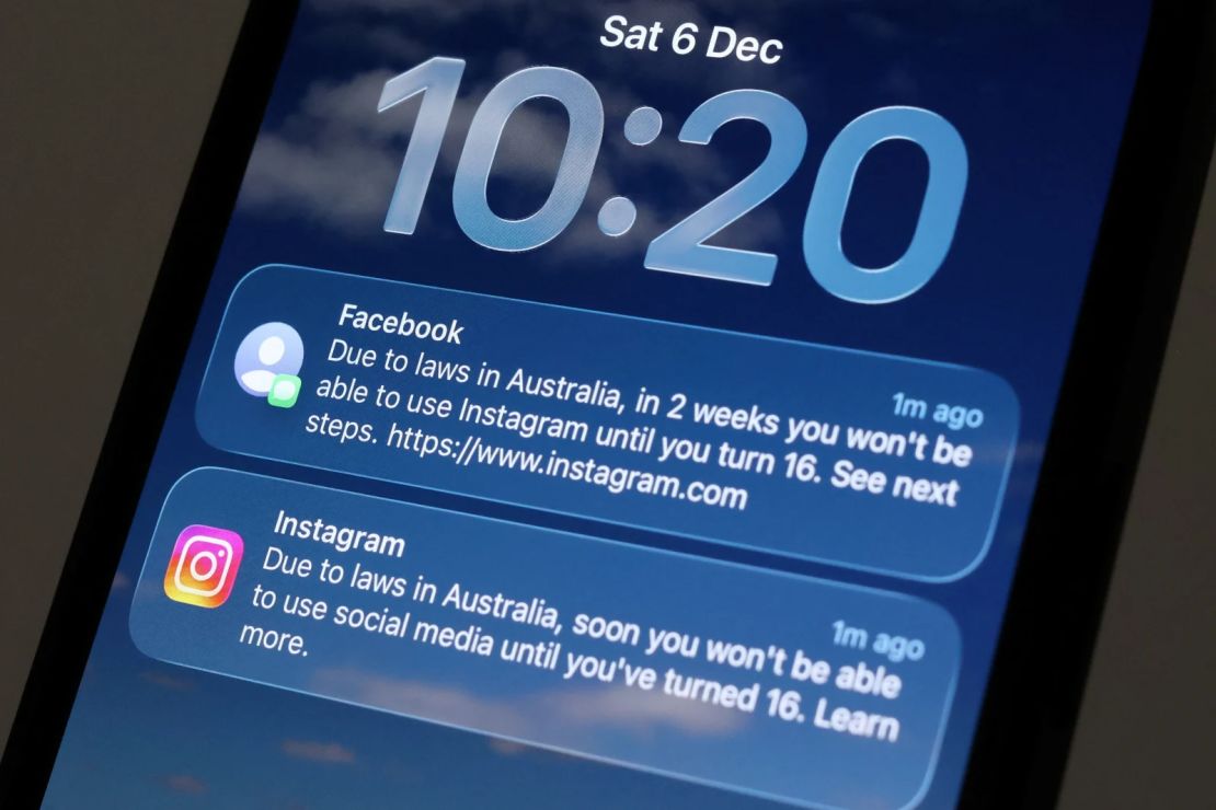 Alertas de Facebook e Instagram en un teléfono móvil, mientras Meta se prepara para una nueva ley que prohíbe las redes sociales para usuarios menores de 16 años en Australia, el 6 de diciembre de 2025.