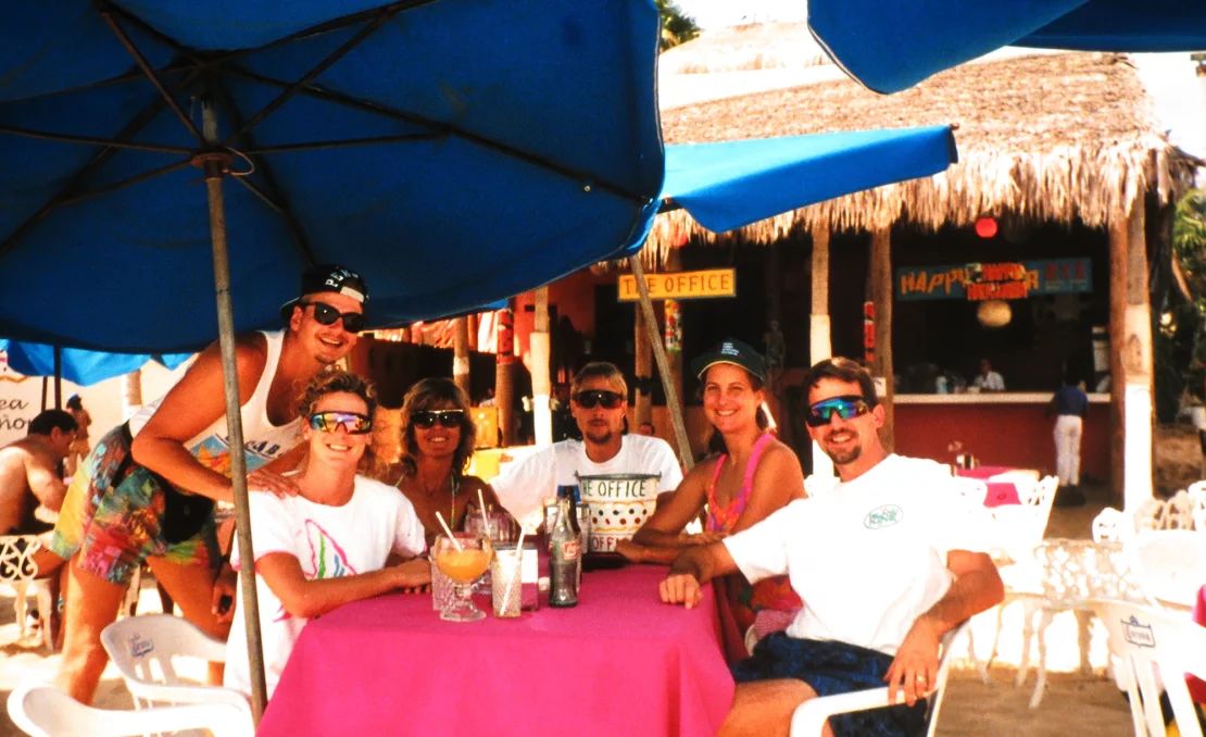 Tim, Patty, George, Debbie, Scott y Cheree en 1994, en una de sus primeras vacaciones como seis. Cheree llama a los amigos una "familia elegida".