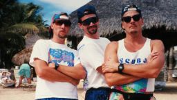 Scott Behringer, George Gilbert y Tim Korber consideran esta fotografía de playa de 1994 de los tres en Cabo San Lucas, México, como su “foto icónica”.