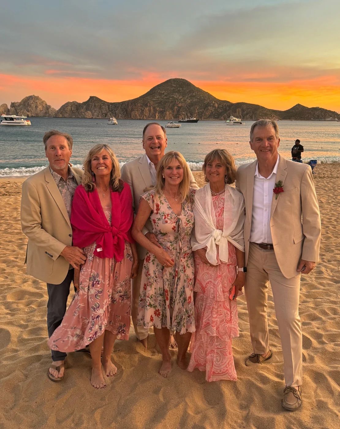 A los amigos les encanta viajar juntos. Aquí están Scott, Cheree, Tim, Patty, Debbie y George en Cabo San Lucas, el año pasado. Debbie dice que Cabo está lleno de "recuerdos especiales".