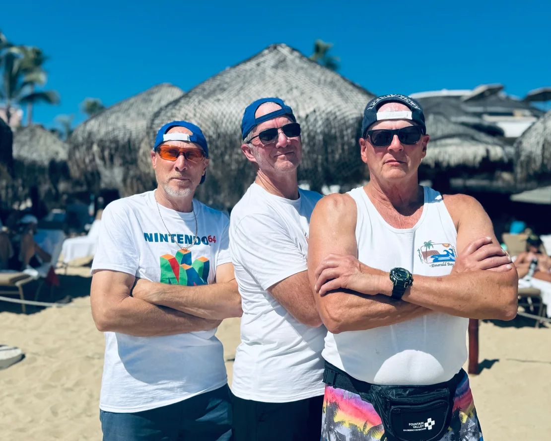 Scott Behringer, George Gilbert y Tim Korber recrearon su foto de vacaciones favorita exactamente 30 años después, en el mismo lugar de Cabo San Lucas.