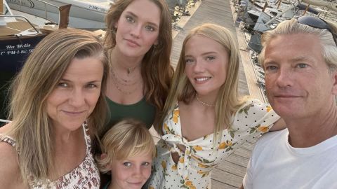 Colleen Crowley, fotografiada con su esposo y sus tres hijos, se mudó de Estados Unidos a España con su familia en 2022.