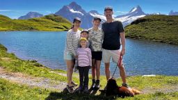 Erik y Erin Eagleman se mudaron a Suiza desde los EE. UU. con sus tres hijos en 2023.