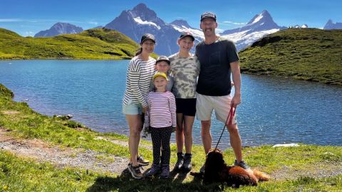 Erik y Erin Eagleman se mudaron a Suiza desde los EE. UU. con sus tres hijos en 2023.