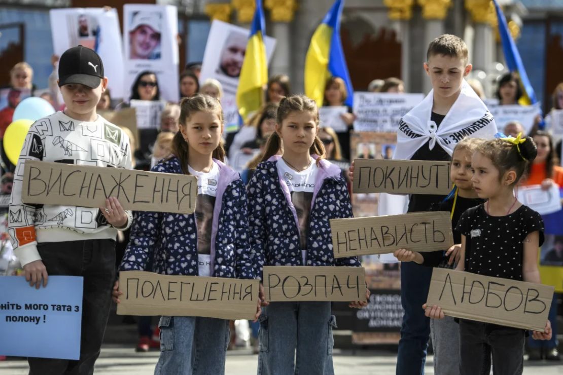 Familiares y amigos de civiles ucranianos cautivos en Rusia asisten a una protesta en Kyiv, en 2024.