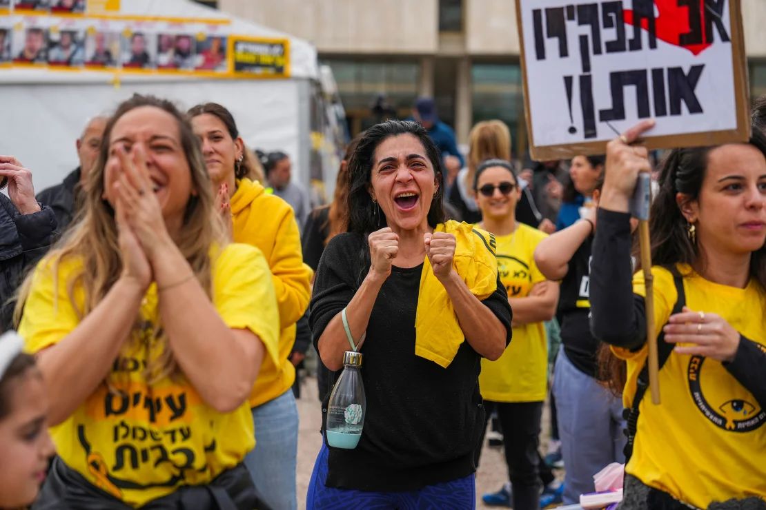 Los israelíes celebran mientras siguen la noticia de la liberación de los rehenes, en Tel Aviv, Israel, el sábado.