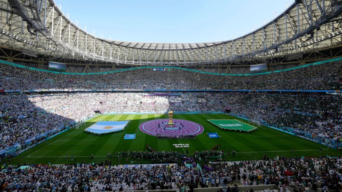 Los fanáticos observan las ceremonias previas al partido de la Copa del Mundo entre Argentina y Arabia Saudita en el Estadio Lusail en Lusail, Qatar, el 22 de noviembre de 2022.
