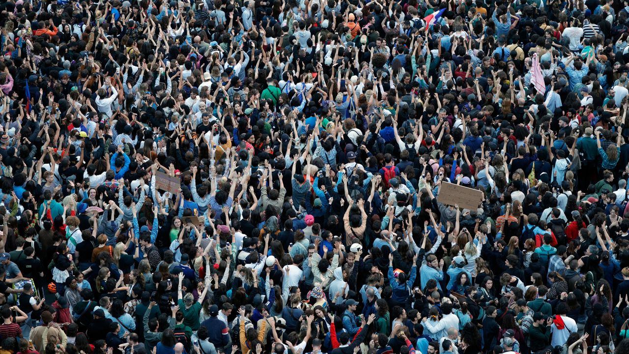 Le persone si riuniscono in Place de la République a Parigi per celebrare i risultati preliminari. 