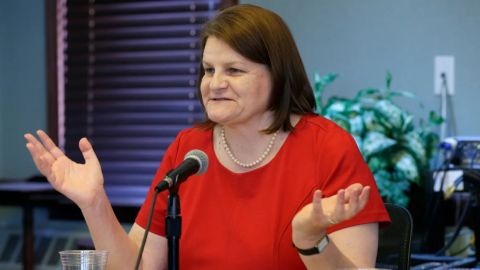 En esta foto de 2016, Hannah Dugan habla en un foro del Colegio de Abogados de Milwaukee, en Wisconsin.