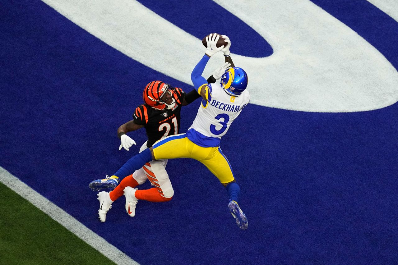 Los Angeles Rams wide receiver Odell Beckham Jr. catches the first touchdown of the game.