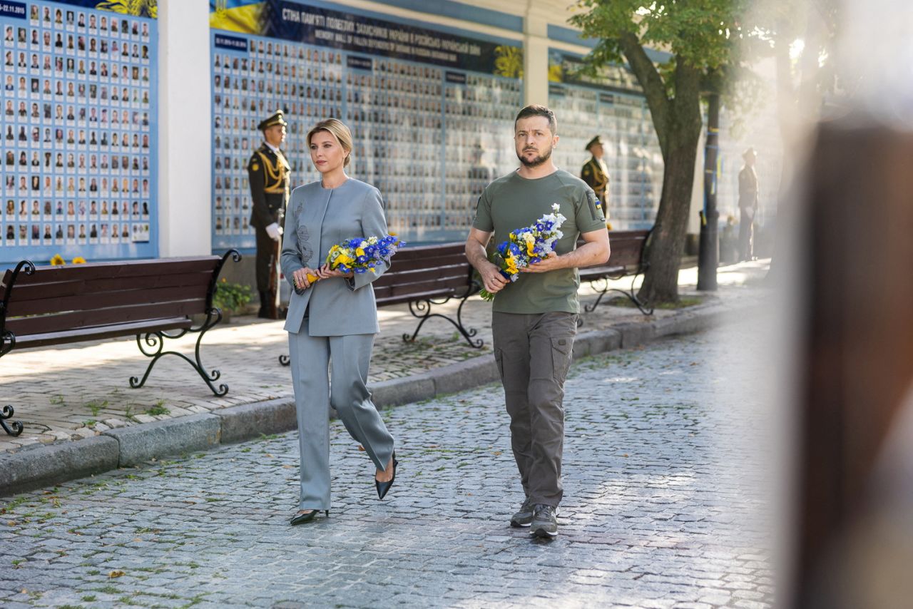 Ukraine's President Volodymyr Zelensky and his wife Olena visit the Memory Wall of Fallen Defenders of?Ukraine, on Independence Day in Kyiv on?Aug. 24.