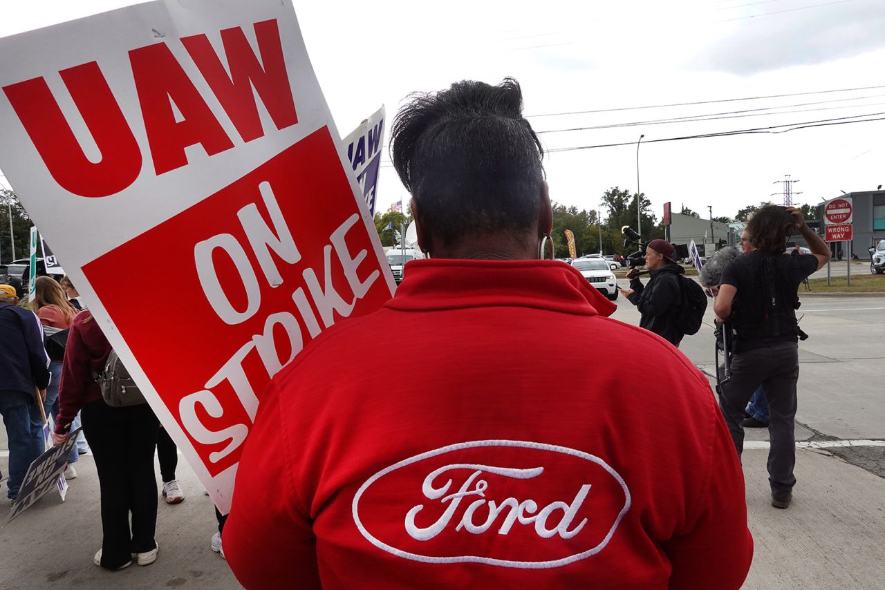 UAW workers picket outside of Ford's Wayne Assembly Plant on September 26 in Wayne, Michigan. 