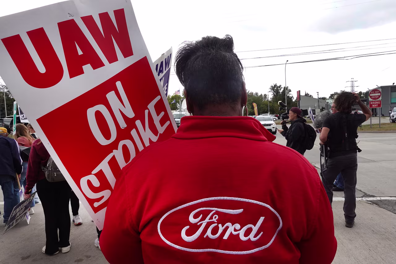 UAW workers picket outside of Ford's Wayne Assembly Plant on September 26 in Wayne, Michigan. 