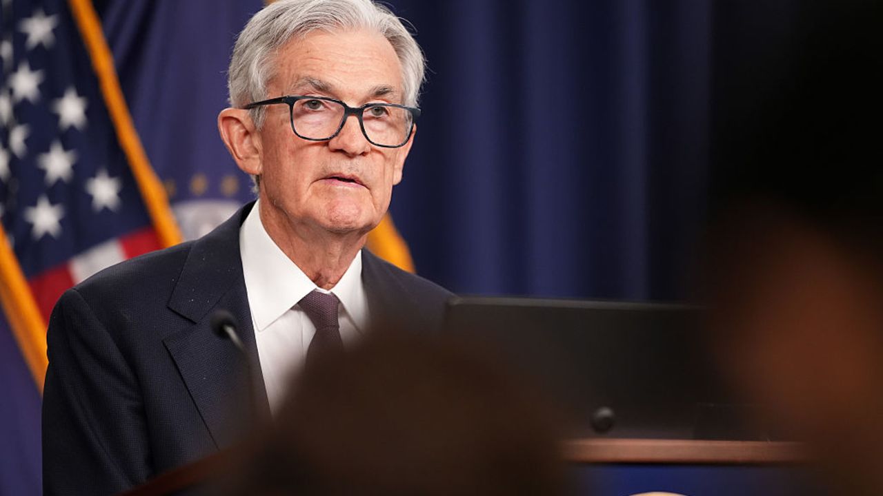 El presidente de la Reserva Federal, Jerome Powell, habla durante una conferencia de prensa tras la reunión del Comité Federal de Mercado Abierto (FOMC) en el edificio William McChesney Martin Jr. de la Junta de la Reserva Federal el 7 de mayo de 2025 en Washington. Powell habló con los medios de comunicación después de que la Reserva Federal emitiera un comunicado cómo quedaban las tasas de interés.