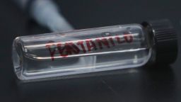 Una muestra de fentanilo se observa en el Laboratorio de Química Antidrogas de la Policía de Colombia. Archivo.