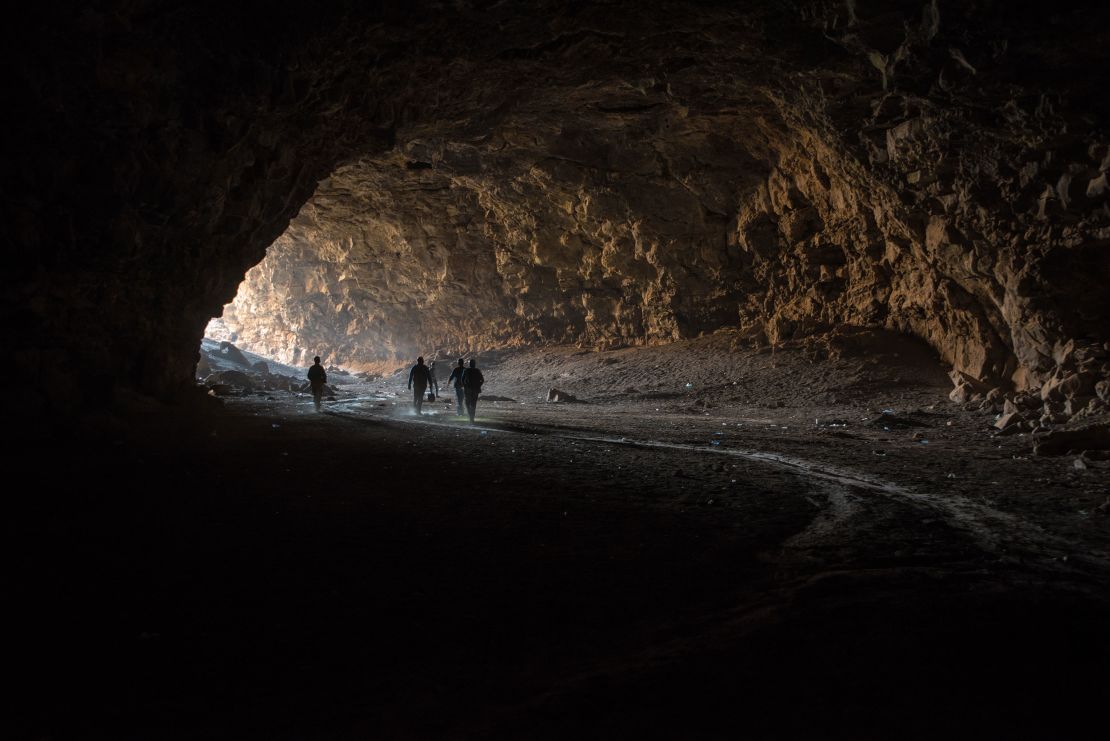 연구원들은 이 지역에서 가장 긴 용암 동굴 시스템인 Umm Jarsan에 들어갑니다.